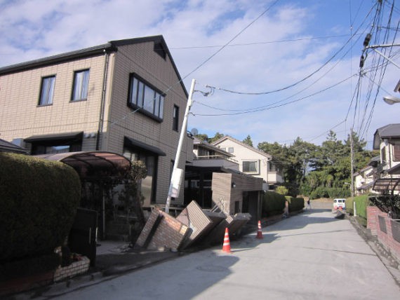 地震により倒壊した家屋の事例：地震はいつどこで起きるかわからない